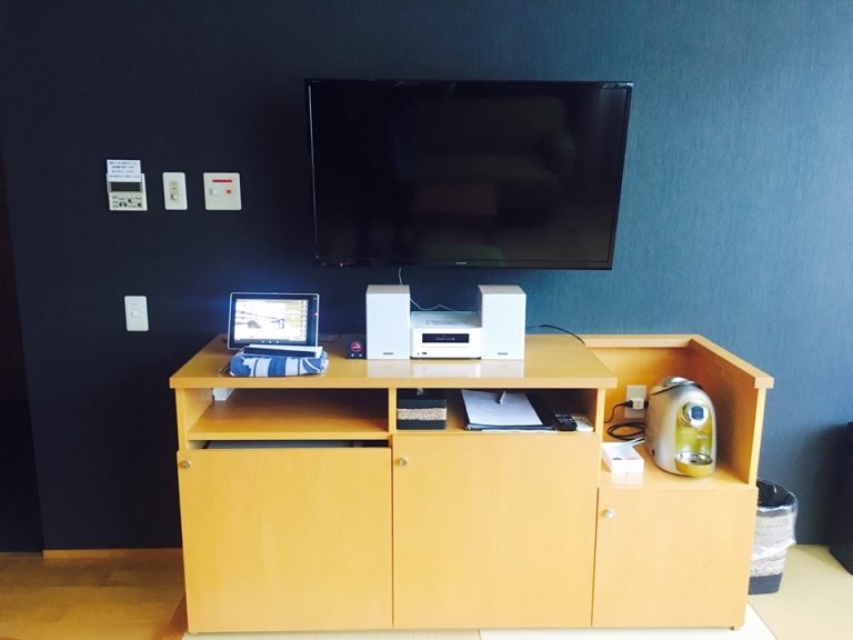 ベッド方向からTV