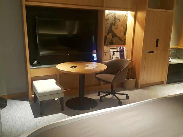 ベッド方向からTV