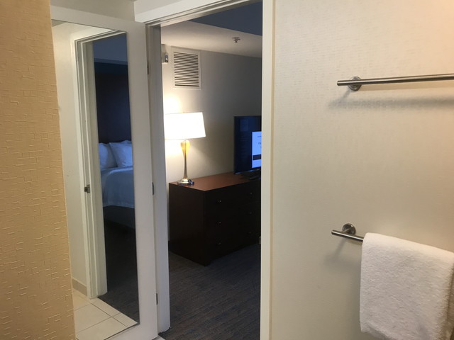 バスルーム内からベッドルームにかけて