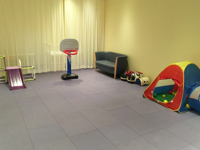 プール近くに、出入り自由の託児スペース