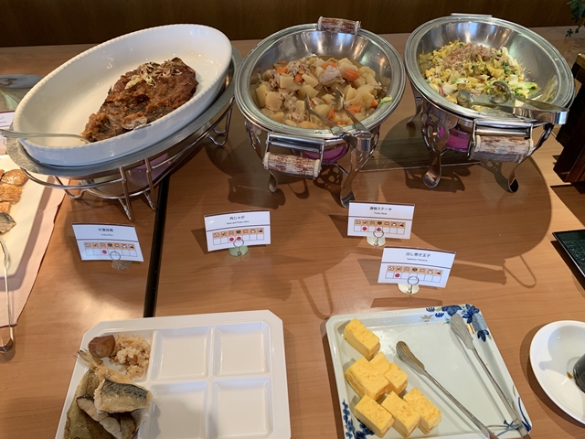 高山地方の郷土料理である朴葉味噌、肉じゃが、だし巻き玉子、漬け物ステーキのコーナーです。