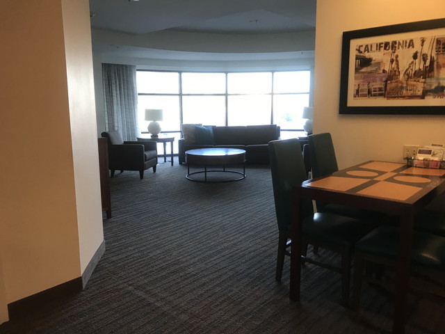 ダイニングテーブルにリビング