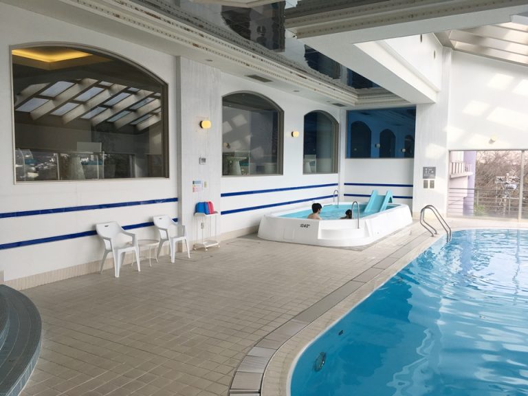 子供用の浅いプールには滑り台も