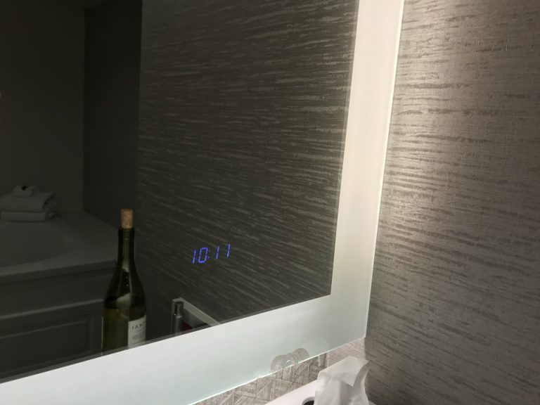 洗面台鏡に浮き上がるクロック