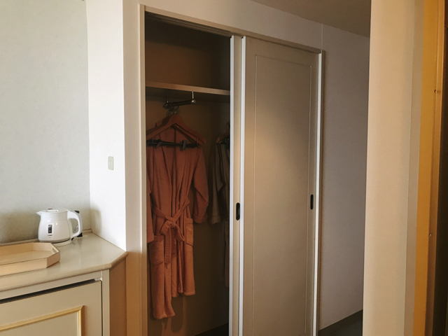 クローゼット 開けた状態 引き戸タイプ 中にはバスローブが2着 copy