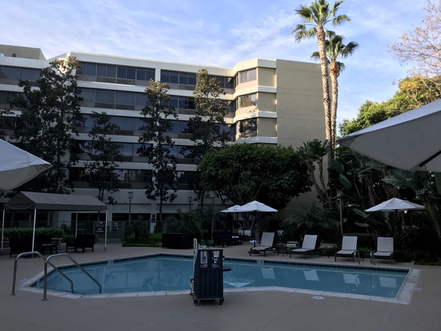 プールとホテル客室