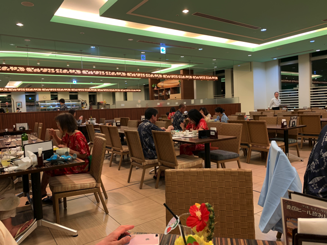 朝食、夕食会場になるレストラン「ネシア」の席の様子です。