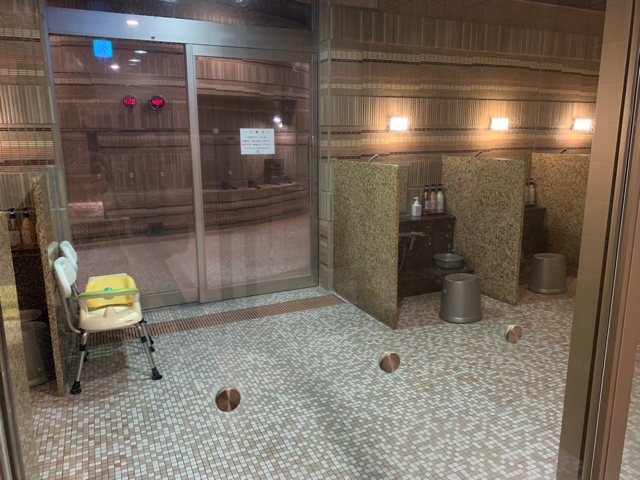 シャワースペースがひとつの個室になっていて、内湯と露天風呂は同じスペースに配置されています。