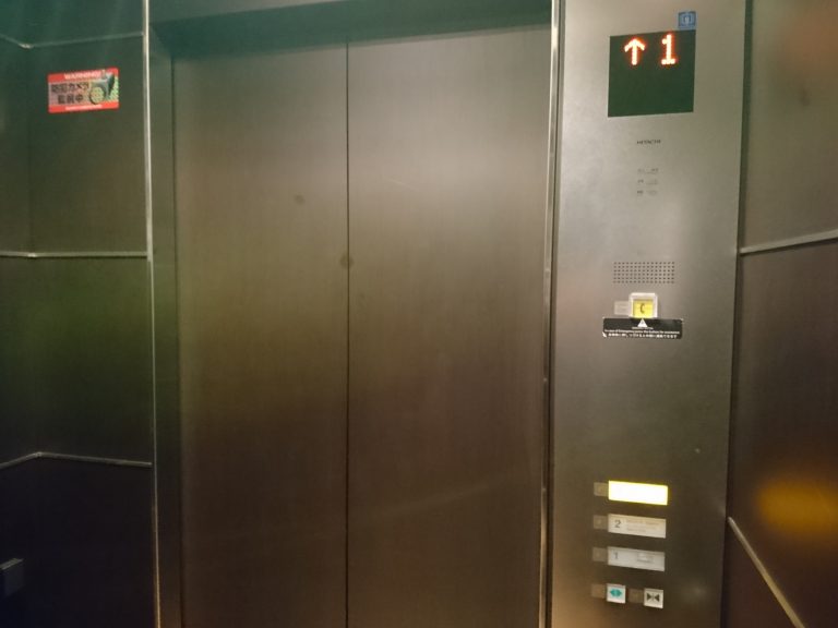 1~3階専用エレベーター内観