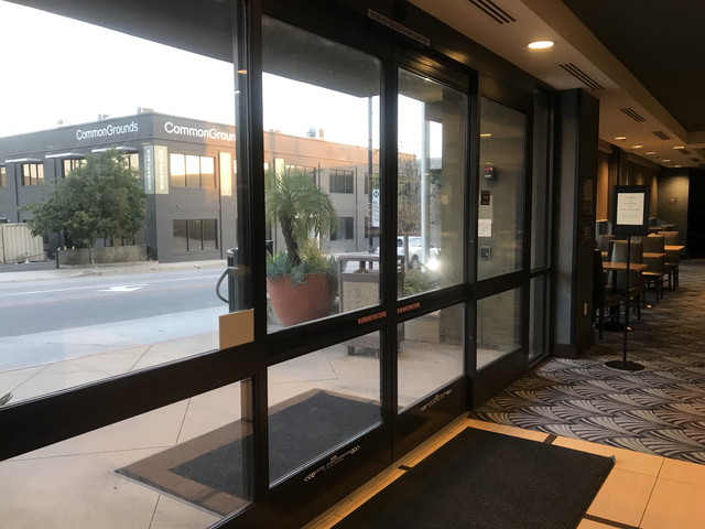 ストリート側エントランスでこちらからダウンタウンには出ていく