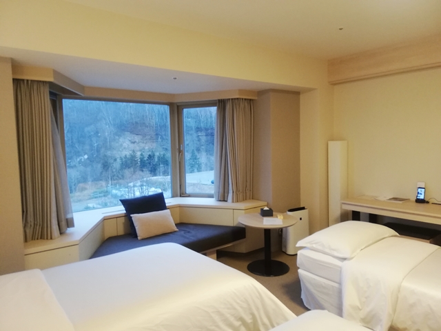 ベッドから出窓方向