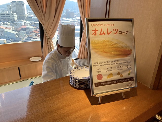 オムレツコーナーがありました。トッピングがハム、チーズ、オニオン、コーンです。