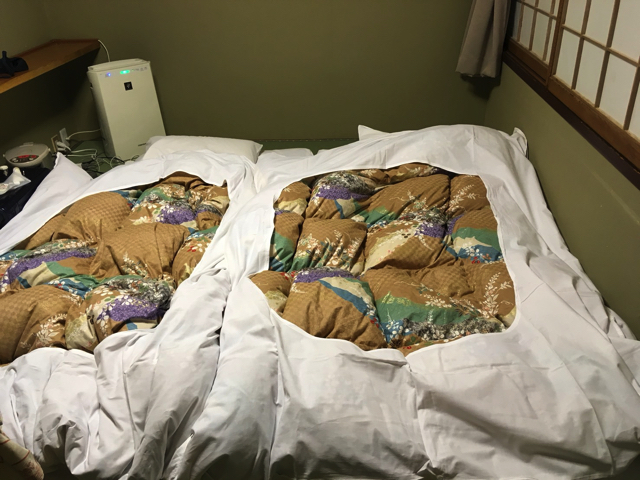 ベッド全体 狭い部屋なので布団が少しだけ重なってひかれていました copy