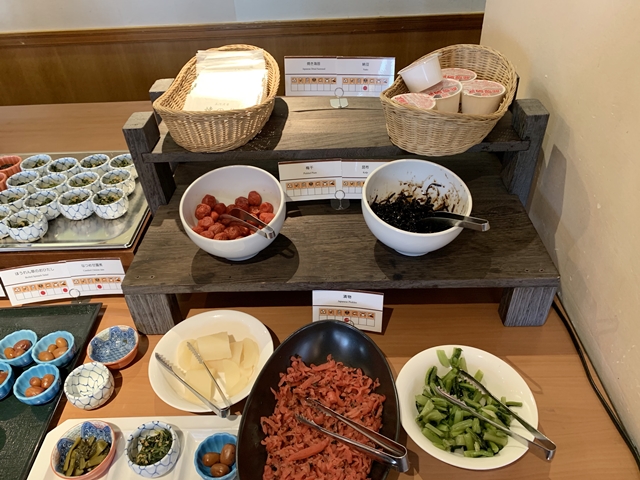 ご飯のトッピングの焼き海苔、納豆、梅干、昆布、漬物のコーナーです。