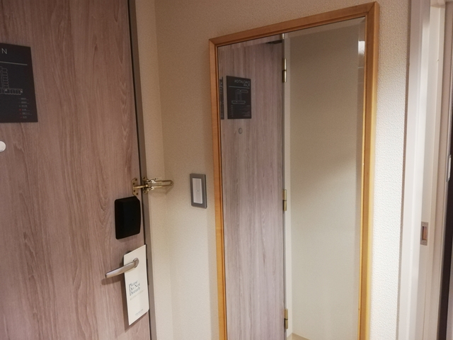 入口ドア横のミラー