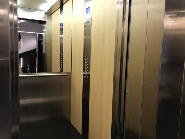 エレベーター内観(1)