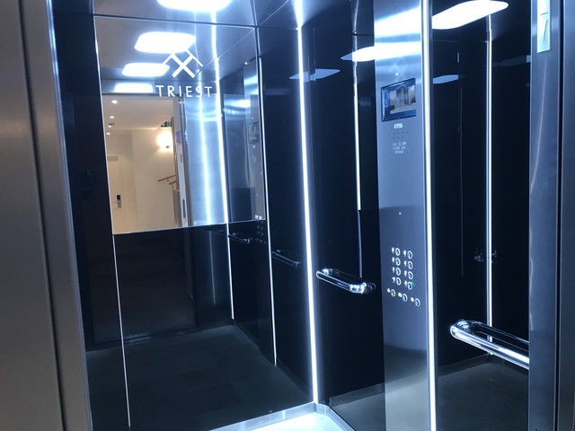 エレベーター内観1
