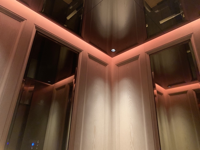 エレベーター内観1