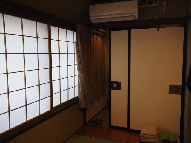 客室全体入口方向 6畳ほどの小さな部屋でした copy