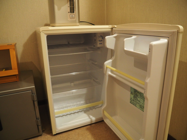 冷蔵庫 開けた状態 奥行きもわりとありました 箱買いしたお土産のビール3本セットが入りました copy