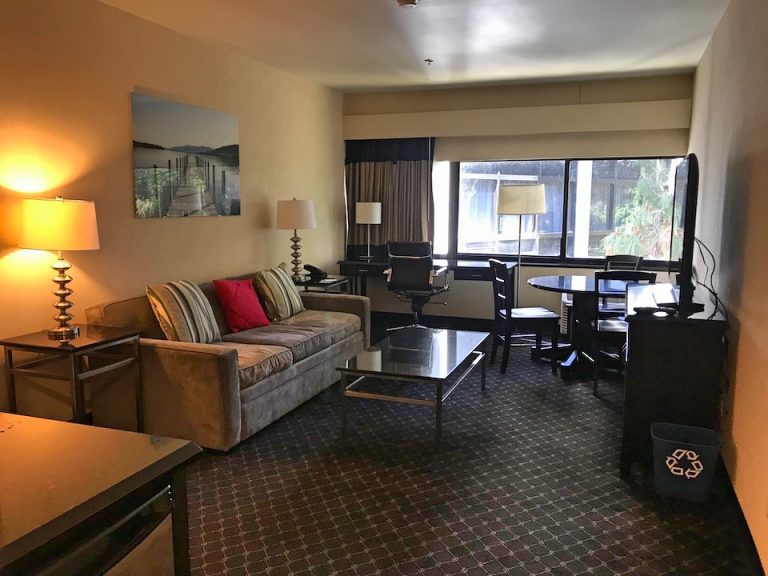 客室内全体_Fotor