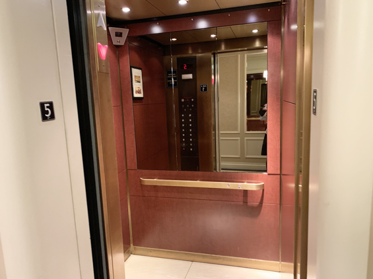 エレベーター内観