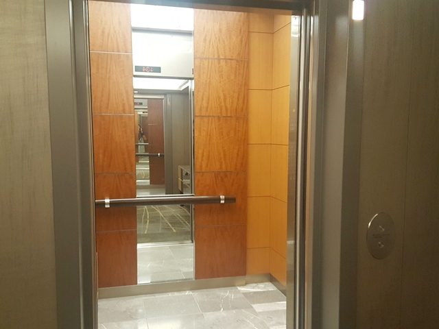 エレベーター内観