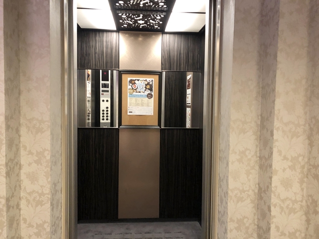 エレベーター内観