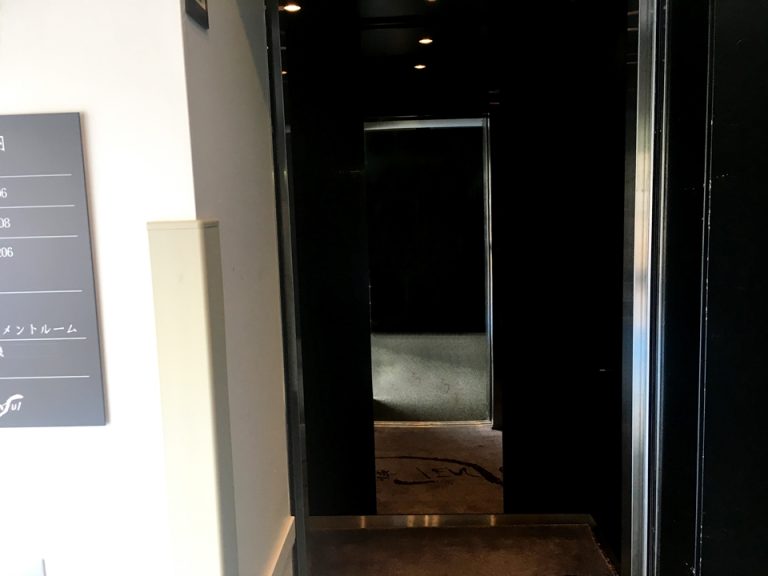 エレベーター内観
