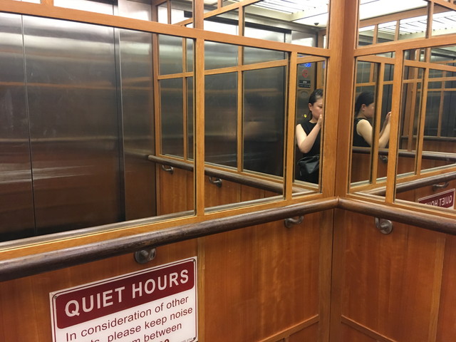 エレベーター内観