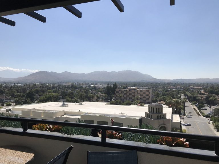 テラスから隣のコンベンションセンターが見える