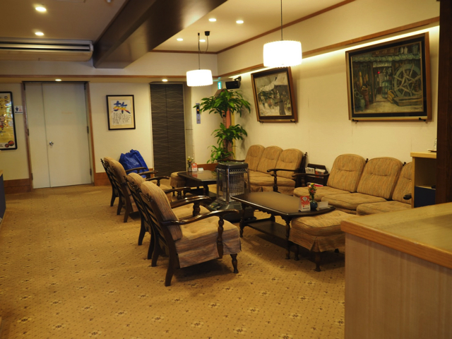 ロビー全体 ソファーがありました コーヒーマシーンと喫煙スペースもありました copy