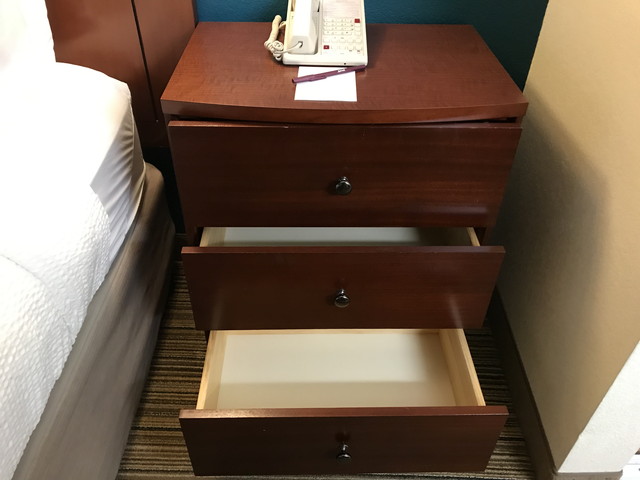 ベッドサイドテーブル