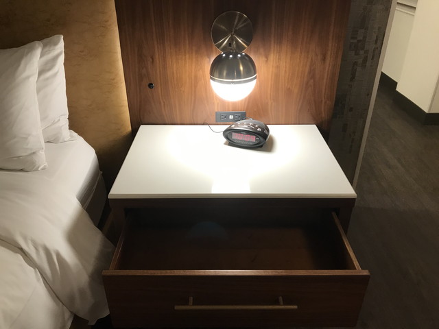 ベッドサイドテーブル