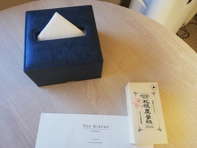 テーブルの上のティッシュBOXとウェルカムギフト(クッキー)