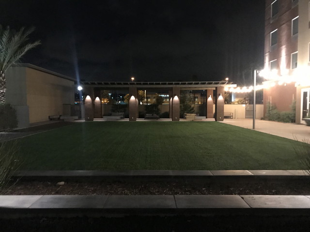 ライトアップされたコートヤード