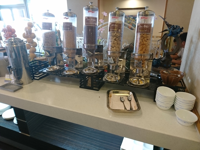 シリアルコーナー