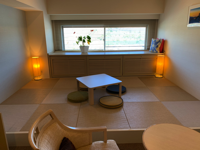 バルコニーはなく小さい窓があるだけです。