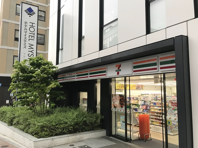 地下1階にセブンイレブン