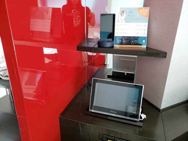 小部屋に設置されている持ち出し可能なスマホとミニTVです