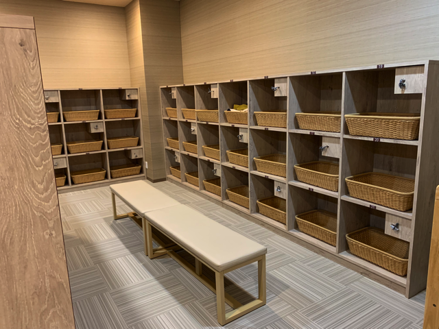 脱衣所のセーフティボックスはそれぞれのカゴの上に設置されています。