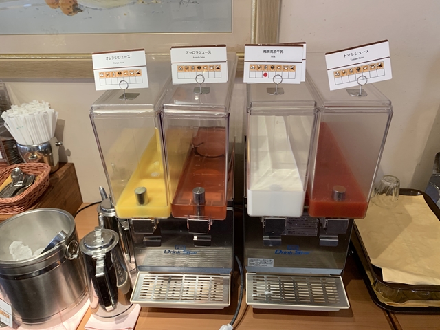 ソフトドリンクのコーナーは、オレンジジュース、アセロラジュース、飛騨高原牛乳、トマトジュースです。
