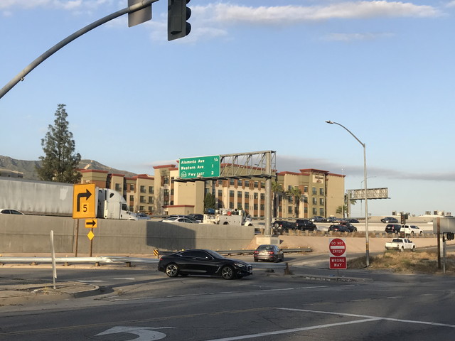 ハイウエイ出口とその奥にレジデンスイン