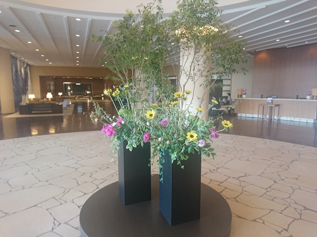 エントランス中央に綺麗な花がありました。