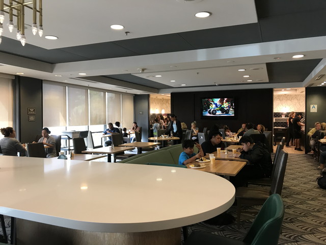 皆さん朝食をたのしんでいます。わりと広く落ち着いたスペースの朝食会場