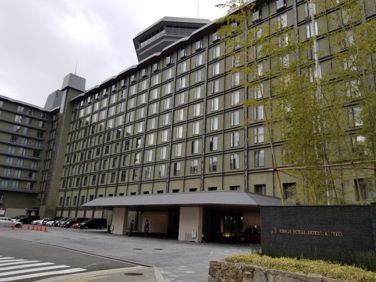 建物全体 京都らしい碁盤の目のような窓の建物です 1