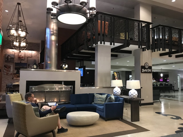 フロント前ソファ