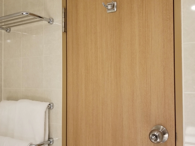 バスルーム内から入口 2