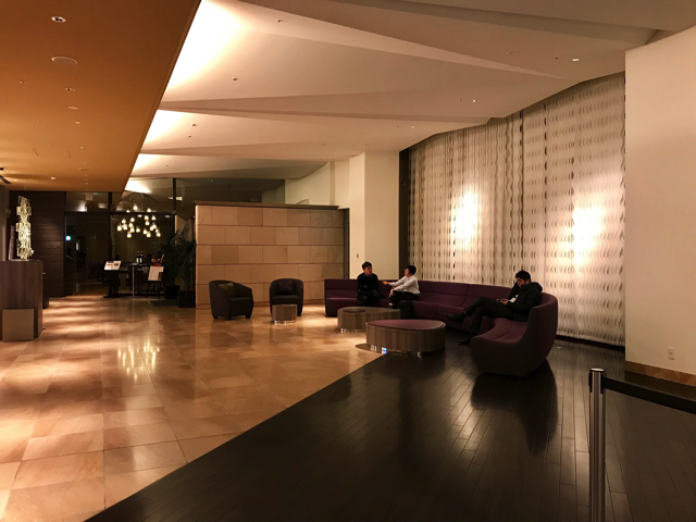 ロビー(フロント側より)