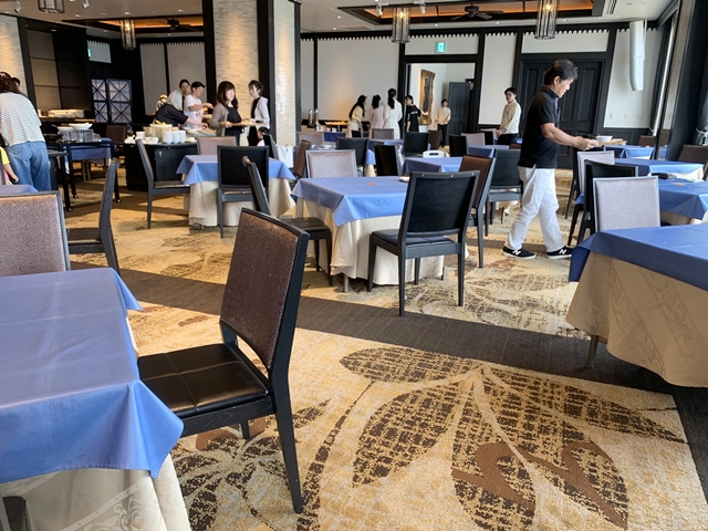 朝食会場座席3
